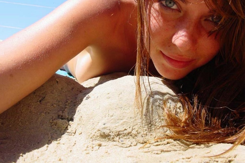На песке нагая деваха делает эротические селфи