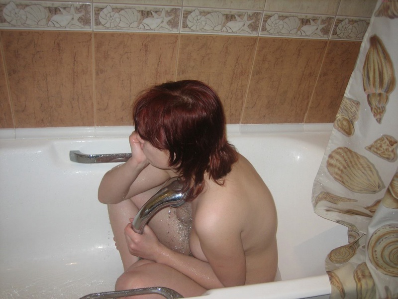 В ванной голая Оля натирает пятки пемзой