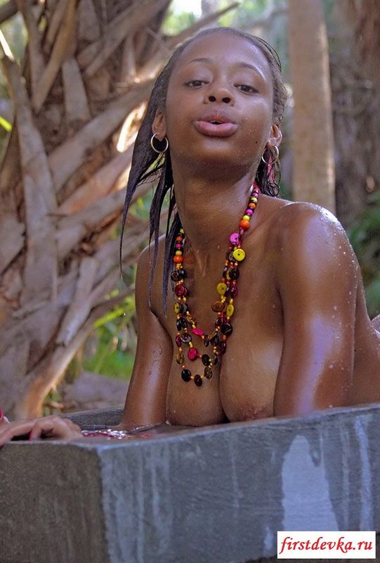Темнокожая негритяночка купается в летнем душе